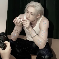 عکس lady on the bed