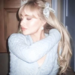 عکس 𝘏𝘦𝘭𝘪𝘢