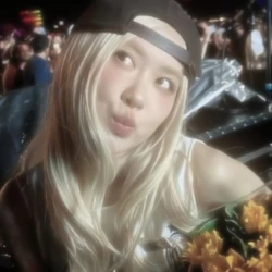 عکس 𝐻𝑒𝓁𝓂𝒶