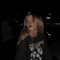 عکس 𝒱𝒶𝓁𝑒𝓇𝒾𝒶