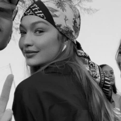 عکس Y)𝖾𝗇𝖺)