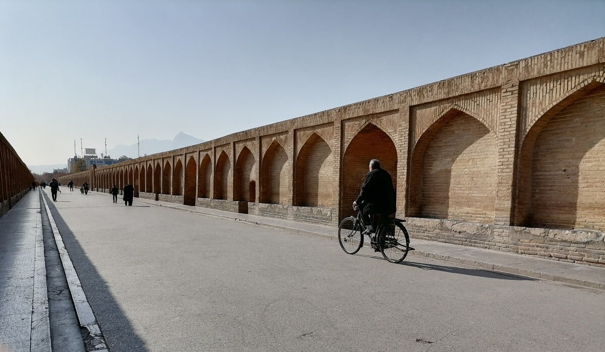 عکسی که با ترکیب معماری قدیمی و حرکت افراد در فضا نوعی حس تداوم زندگی در گذر زمان رو منتقل می‌کنه.