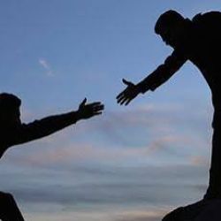 عکس اگه میتونستی به یک آدم بد کمک کنی به کی کمک میکردی؟