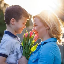 عکس رابطه مادر پسر