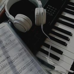 عکس کدوم خواننده ؟🎤🎧