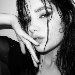 عکس 𝐴 𝑠ℎ𝑎𝑑𝑜𝑤 𝑏𝑒𝑡𝑤𝑒𝑒𝑛 𝑡𝑤𝑜 𝑏𝑟𝑖𝑒𝑓 𝑙𝑖𝑔ℎ𝑡𝑠.