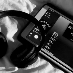 عکس 𝘽𝙡𝙞𝙣𝙙𝙞𝙣𝙜 𝙡𝙞𝙜𝙝𝙩𝙨