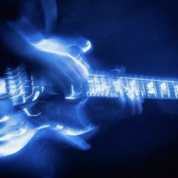 عکس 𝘽𝙡𝙞𝙣𝙙𝙞𝙣𝙜 𝙡𝙞𝙜𝙝𝙩𝙨