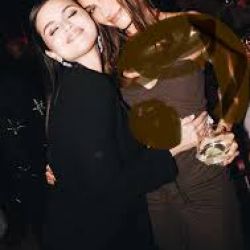 عکس HAILEY OR SELENA?