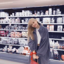 اگه بری فن ساین کدوم یکی از اعضای بلک پینک روت کراش میزنن؟