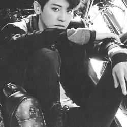 عکس اگه به اکسو بگه برو رو کاناپه بخواب