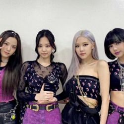 با کدام. اعضای بلک پینک میری بیرون