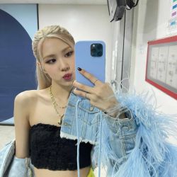 عکس رزی مه🫀🤞