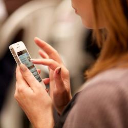 مدل گوشی دست گرفتن شما می تواند نمایانگر شخصیت شما باشد😄