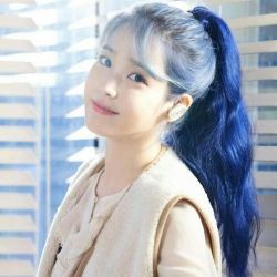 آیو روسری سر کرده😵