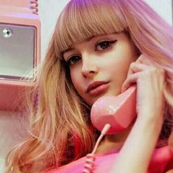 این دختر کیست؟