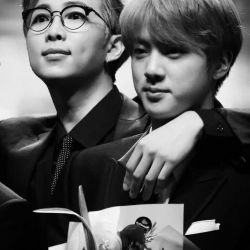 فرق غذا خوردن جین و نامجون😂