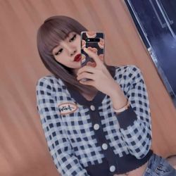عکس موقعی‌که‌لیسا‌خودش‌چتری‌هاشو‌زده‌بود😐💔