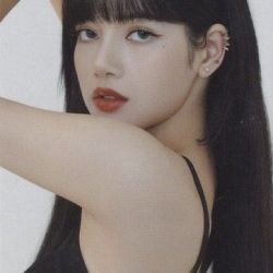 عکس های سولو لیسا🍓🍫