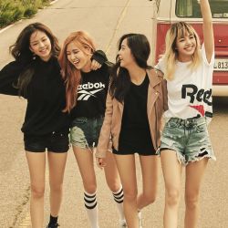 عکس ری اکشن بلک پینک اگر بری خونشون بمونی💜