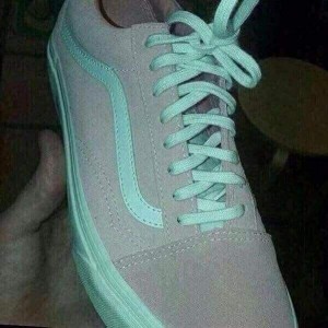 عکس این کفشو چه رنگی میبینی
