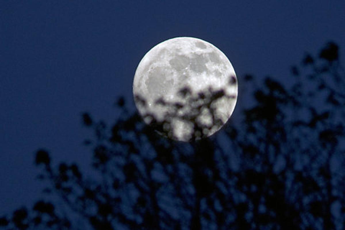 عکس چرا ماه را به شکل های گوناگون در آسمان می بینیم؟
