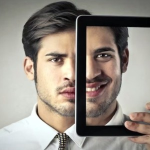 عکس چرا تصویر ما در آینه و عکس تفاوت دارد؟