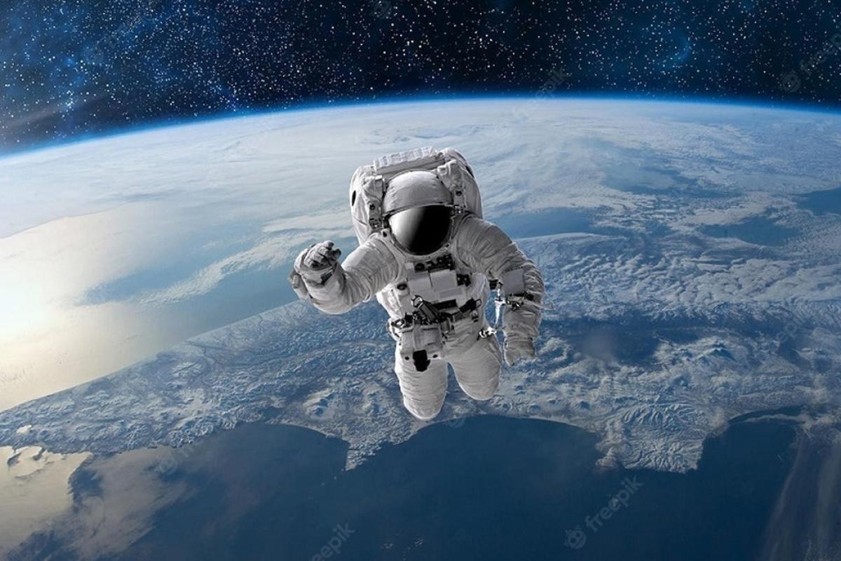 عکس فضانوردان چقدر حقوق می‌گیرند؟