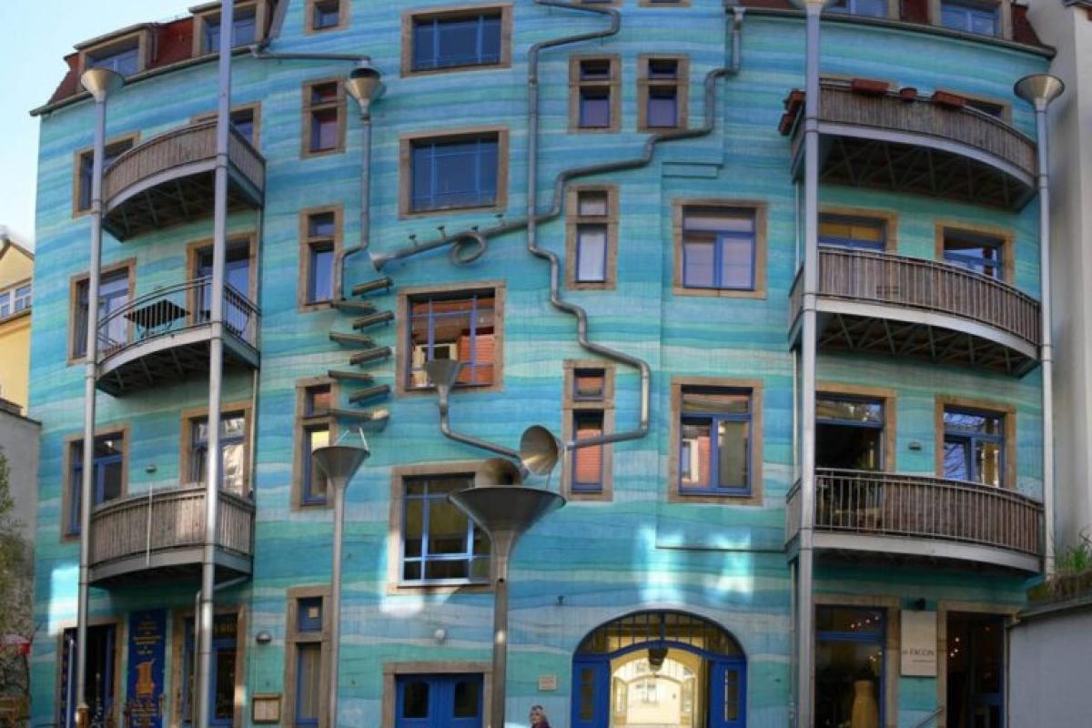 عکس ساختمانی که با بارش باران موسیقی مینوازد