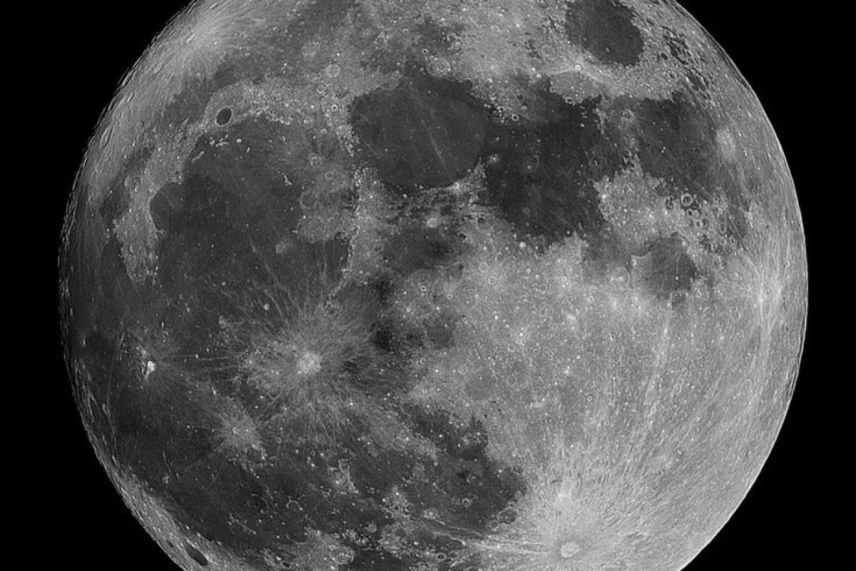 عکس ایا ماه از خود نور دارد؟