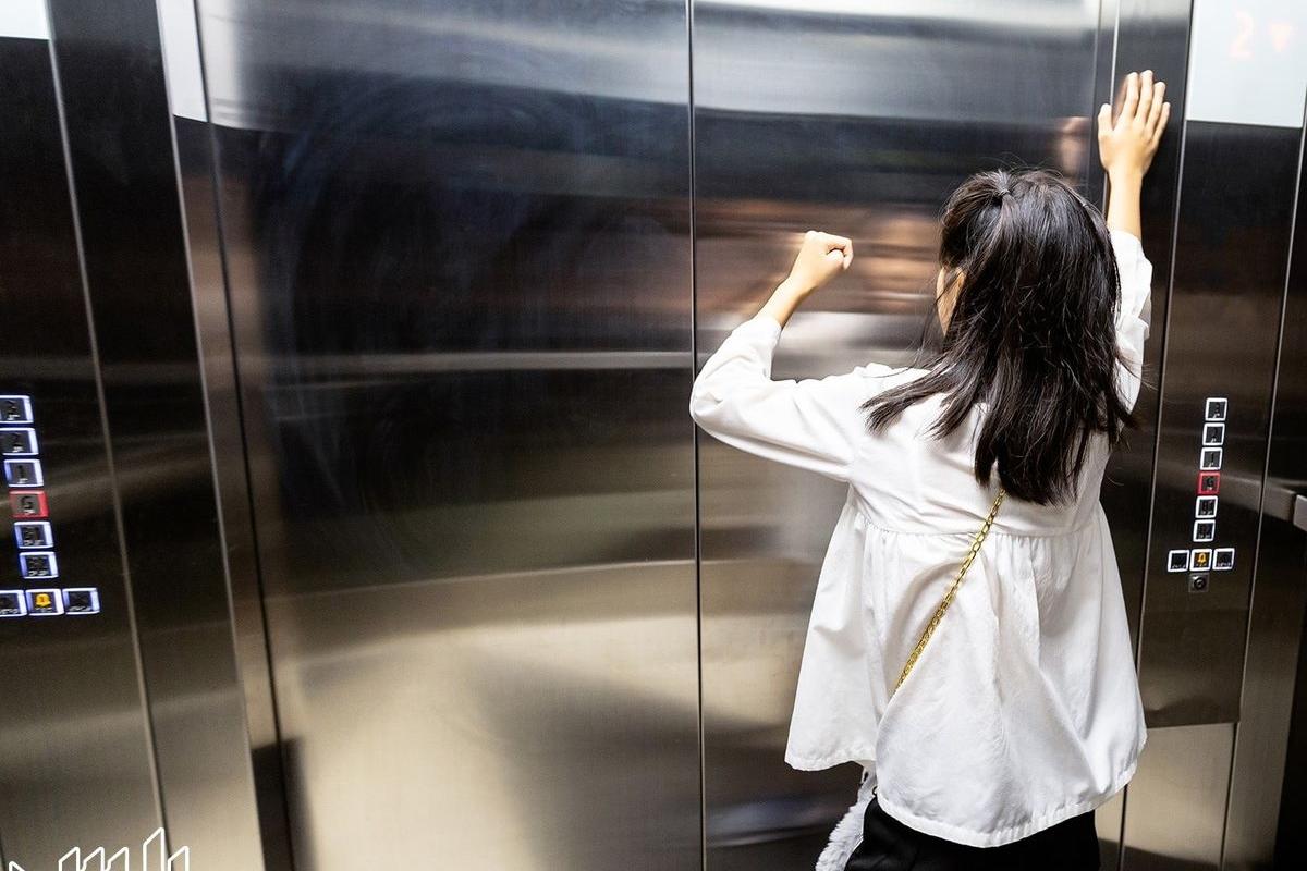 عکس هنگام گیر کردن در آسانسور چه کار کنیم ؟