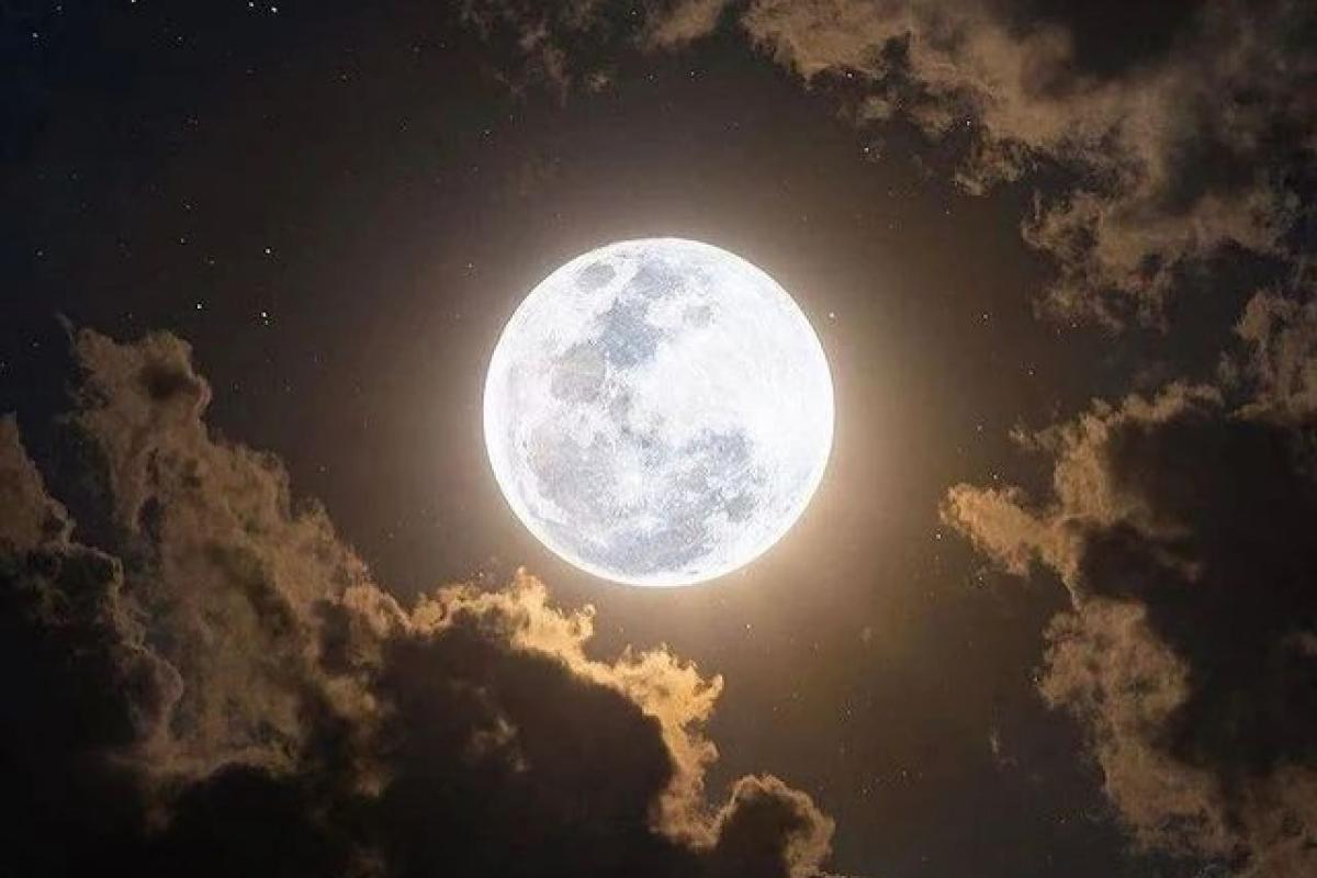 عکس نور ماه از کجاست و چرا سفید رنگ است؟