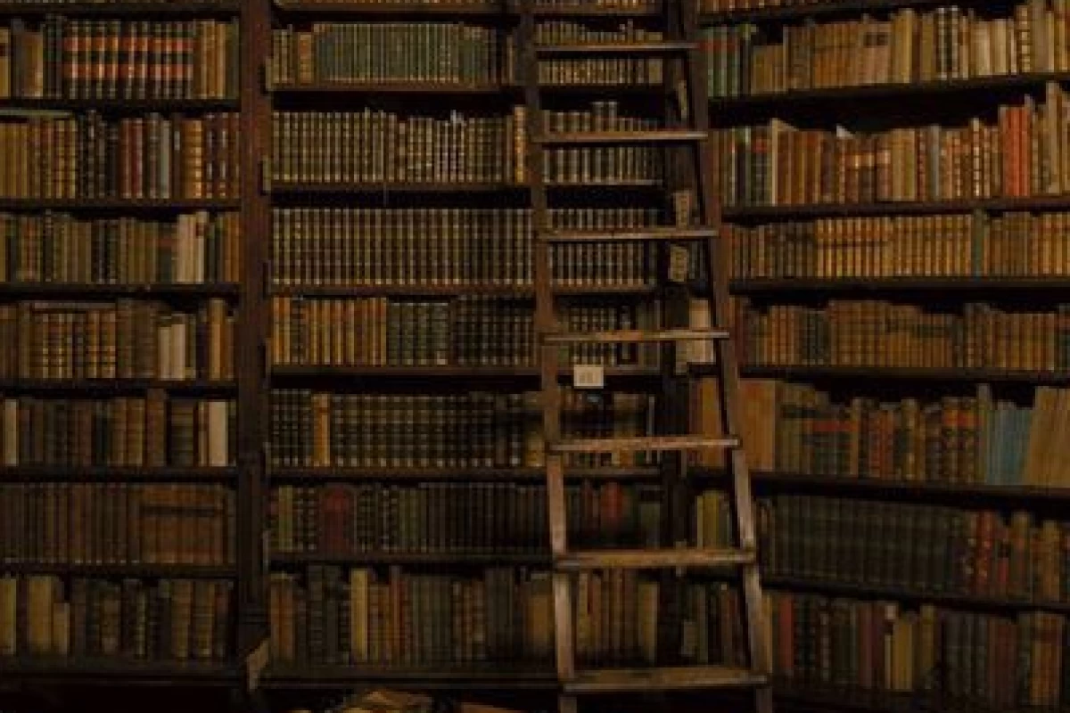 عکس وایب چند تا از کتابای قدیمی و کلاسیک طور...