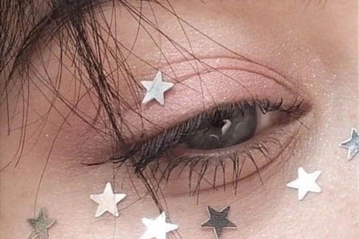 عکس من ماندم و ستاره ها و موشک های کاغذی