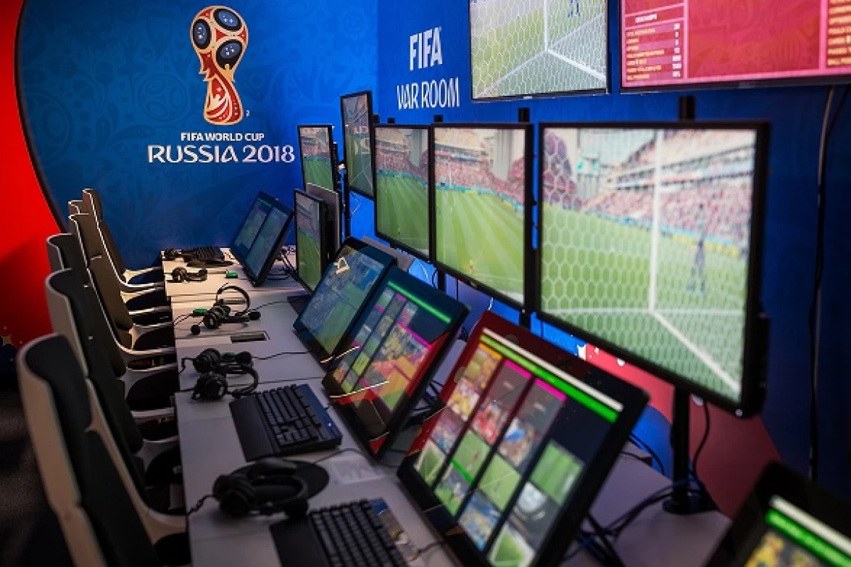 عکس سیستم کمک داور فوتبال VAR