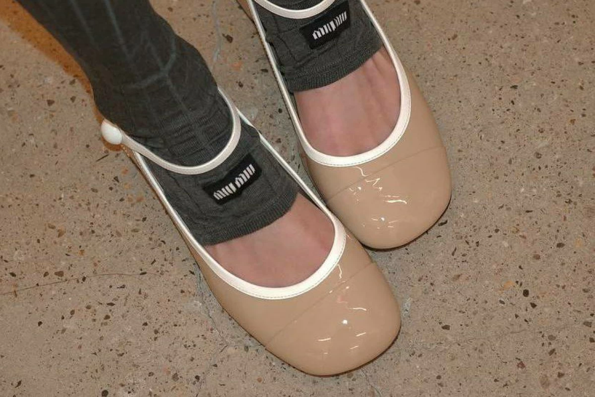 عکس 𝘤𝘳𝘺𝘪𝘯𝘨 𝘣𝘳𝘪𝘨𝘩𝘵𝘭𝘺