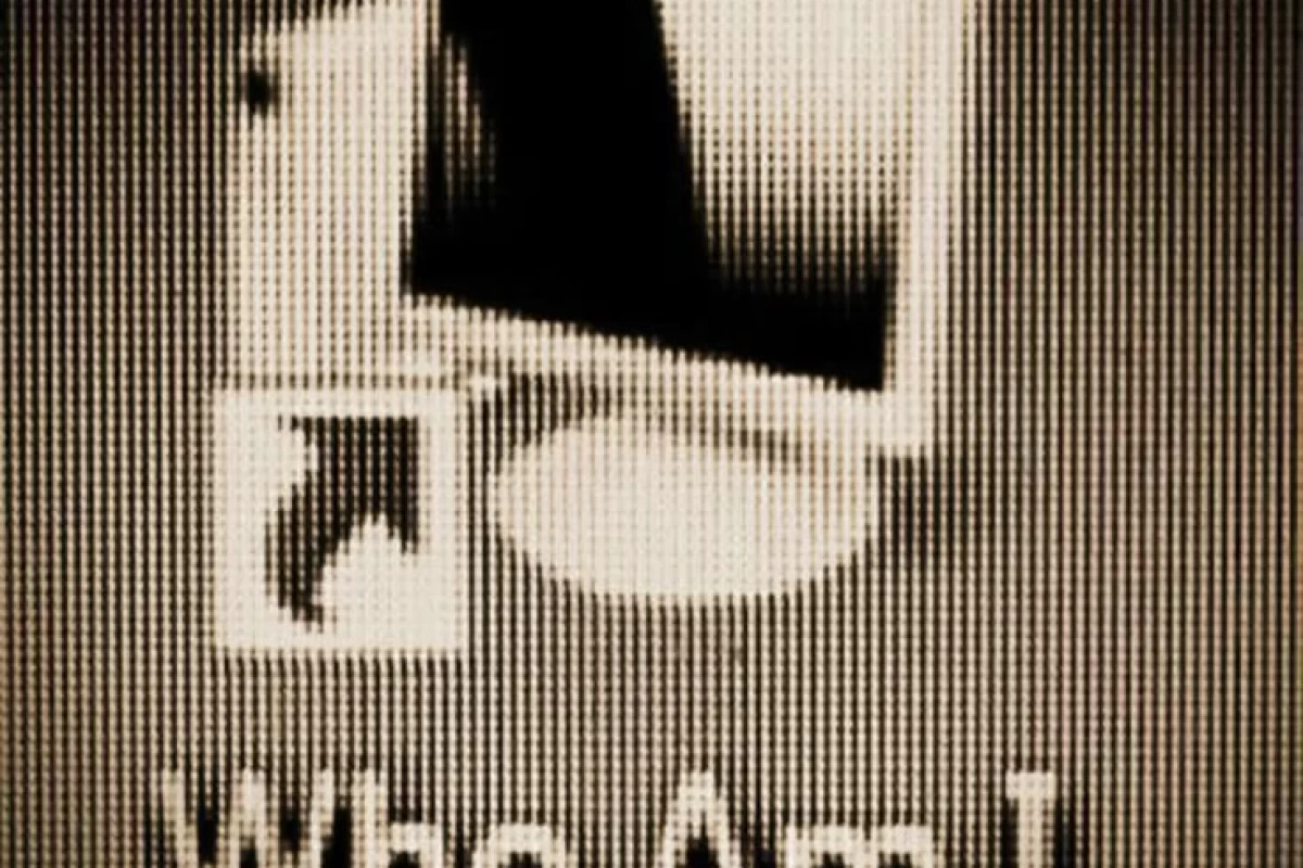 عکس «انسانِ پشت مانیتور؛ آیا کنترل دست توئه یا سیستم؟»