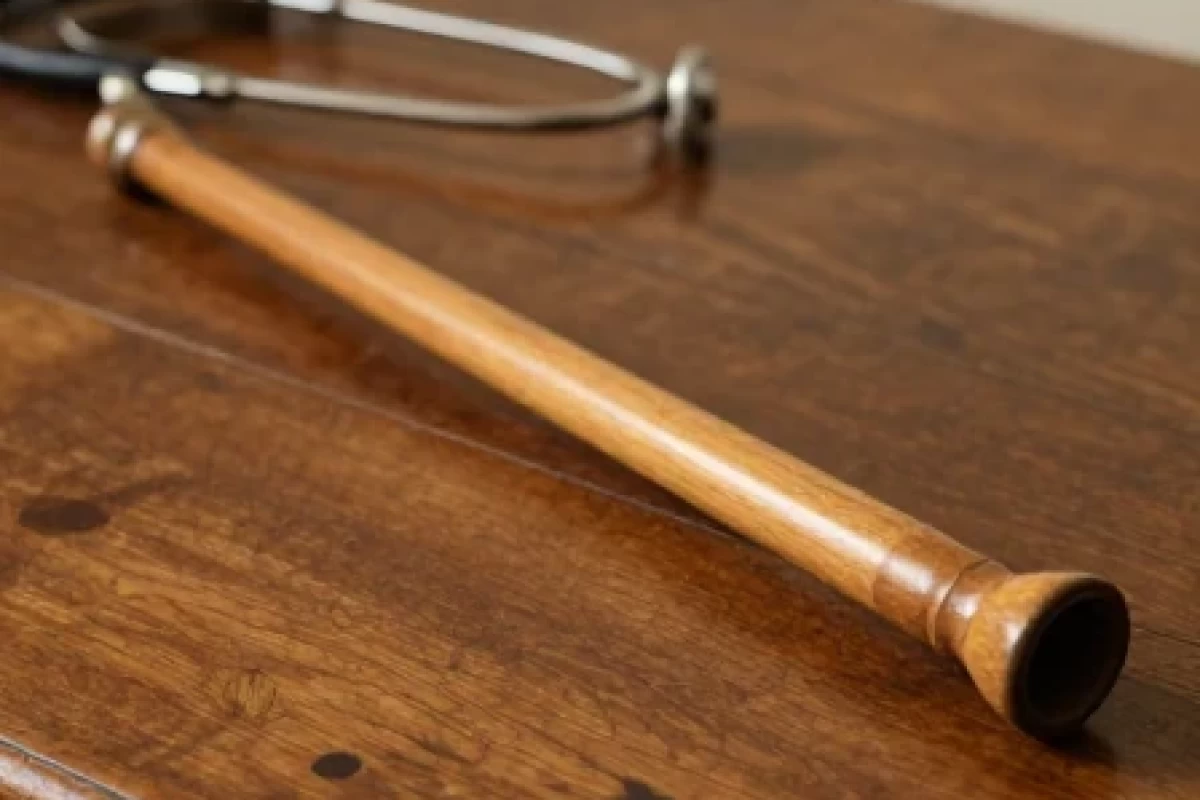 عکس اولین گوشی پزشکی توسط چه کسی ساخته شد؟