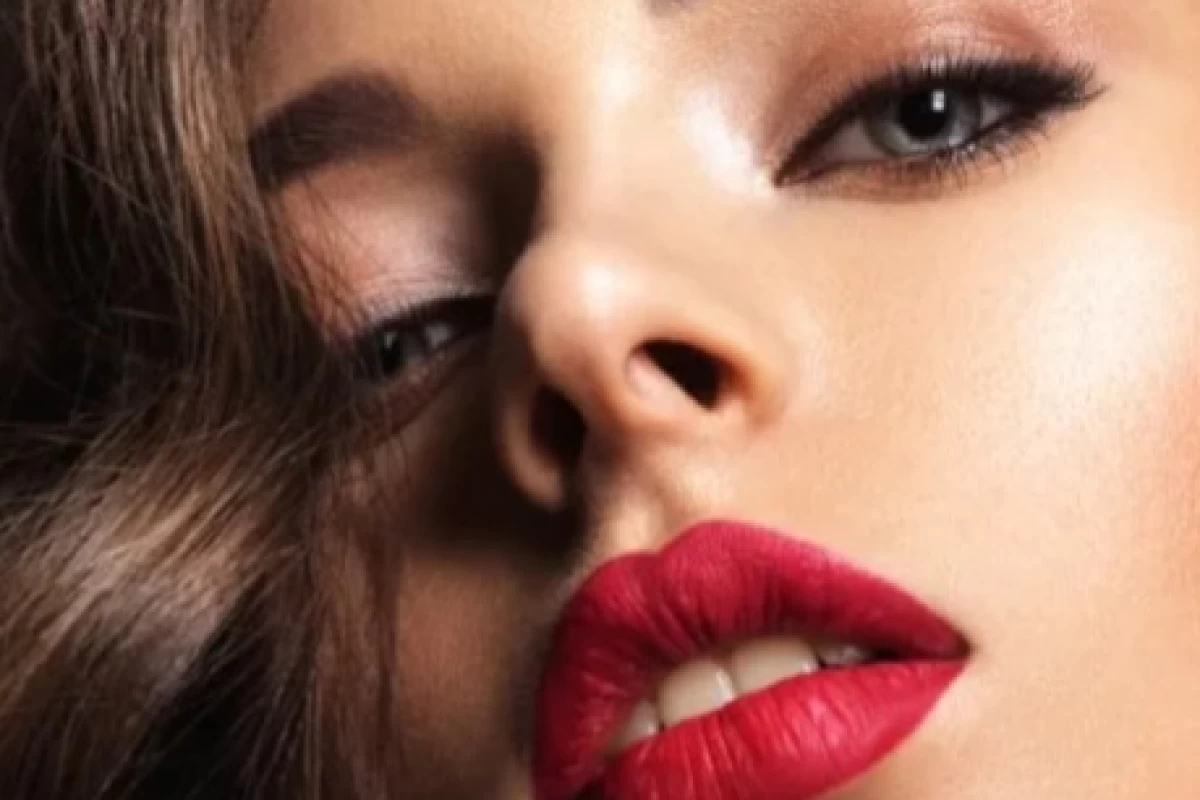 عکس چرا رژلب روی لب میماسه؟